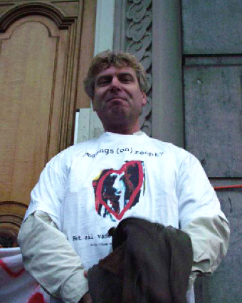 actievoerder met speciaal actieshirt
