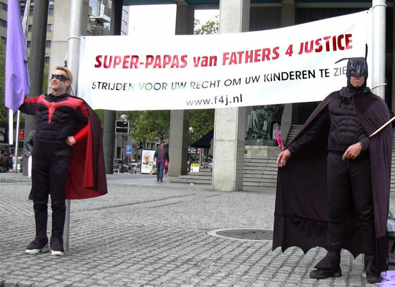 batman en robin voor het conferentiegebouw