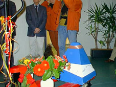 een ludiek
beschilderd blok beton van ongeveer 500 kg vormde de
blok-aan-het-been-prijs 1998