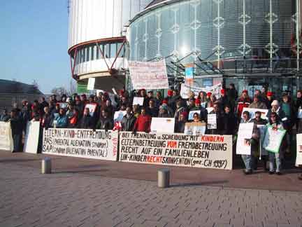 demonstratie voor Europees Hof voor de rechten van de mens te Straatsburg