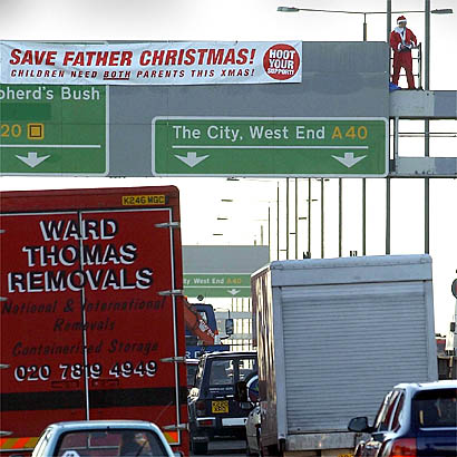demonstratie vader in Londen kerstmis 2003